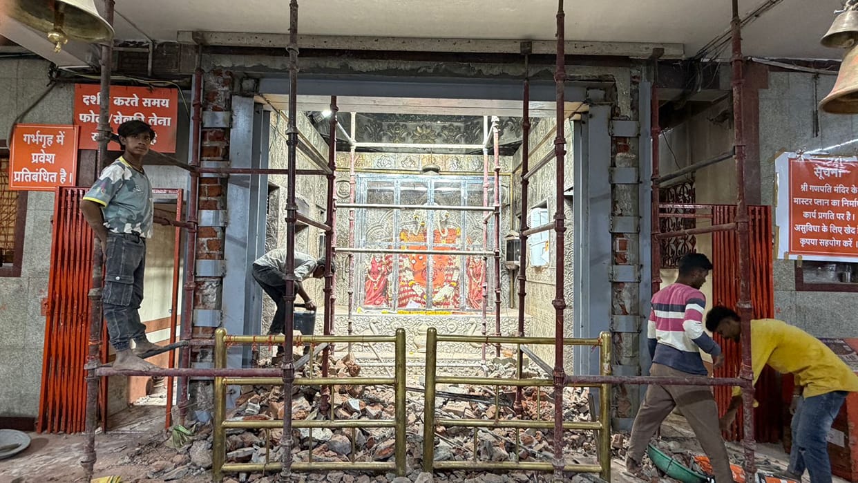 Khajrana Ganesh Temple: Main entrance to the sanctum sanctorum of Indore's famous Khajrana Ganesh temple widen