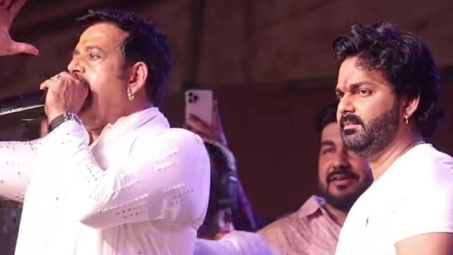 Crowd out of control seeing Bhojpuri star Pawan Singh police force after barricades break six injured
