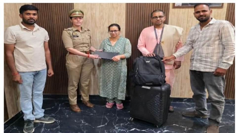 महिला श्रद्धालु को साैंपा सामान।