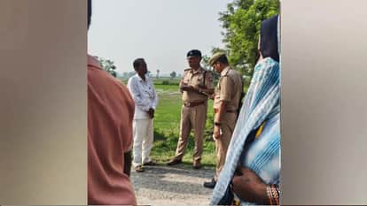 घटनास्थल पर जांच करती पुलिस