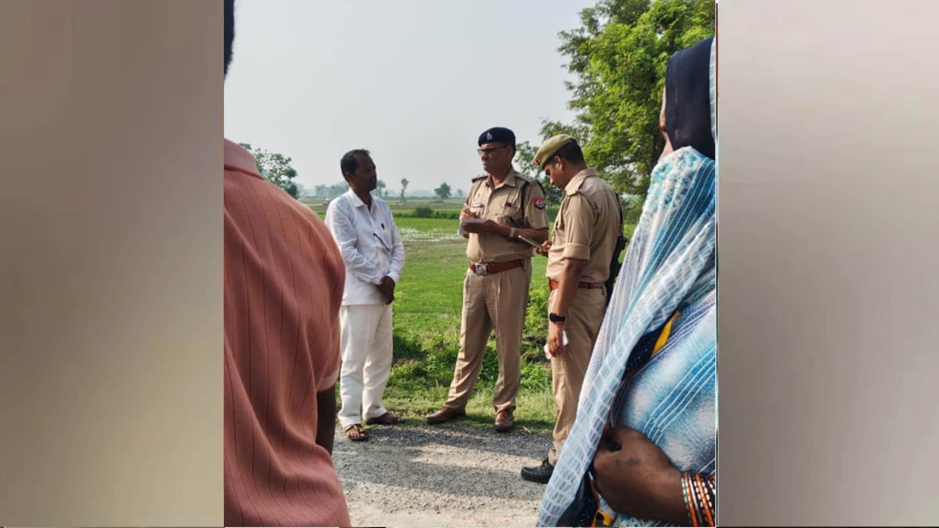 घटनास्थल पर जांच करती पुलिस