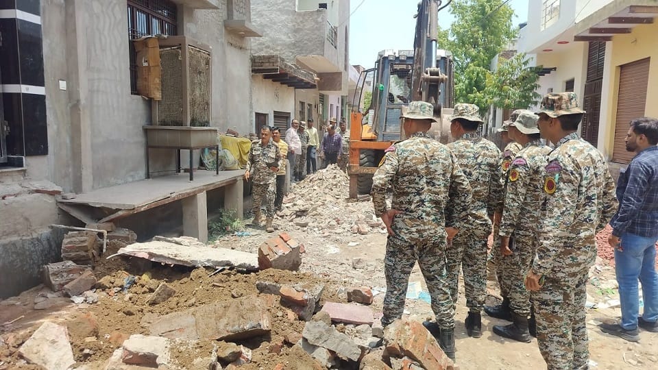 Municipal Corporation team removes illegal encroachment in Agra
