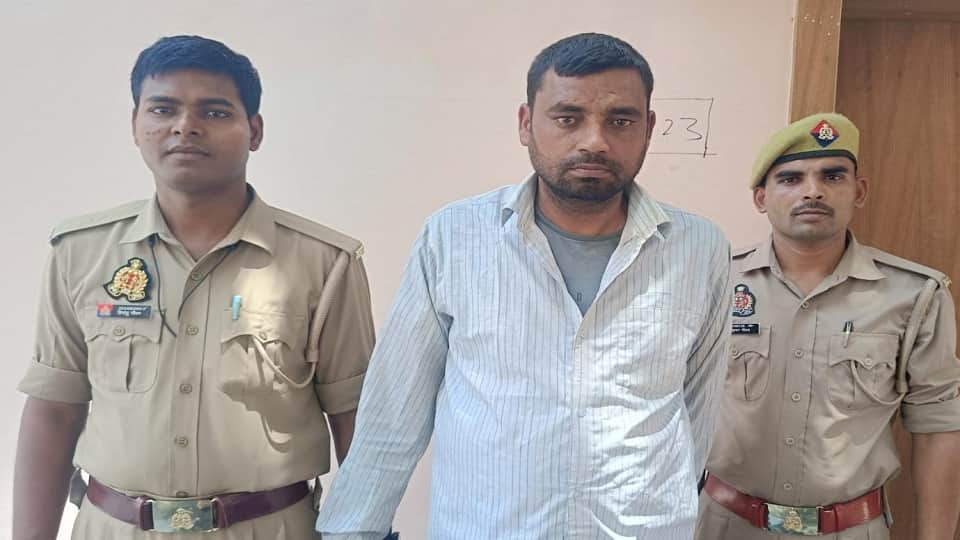 पुलिस गिरफ्त में आरोपी।