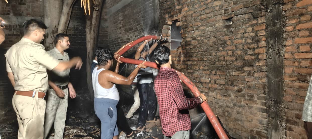 guna-plastic-pipe-factory-fire-ratra-industries-loss-75-lakh