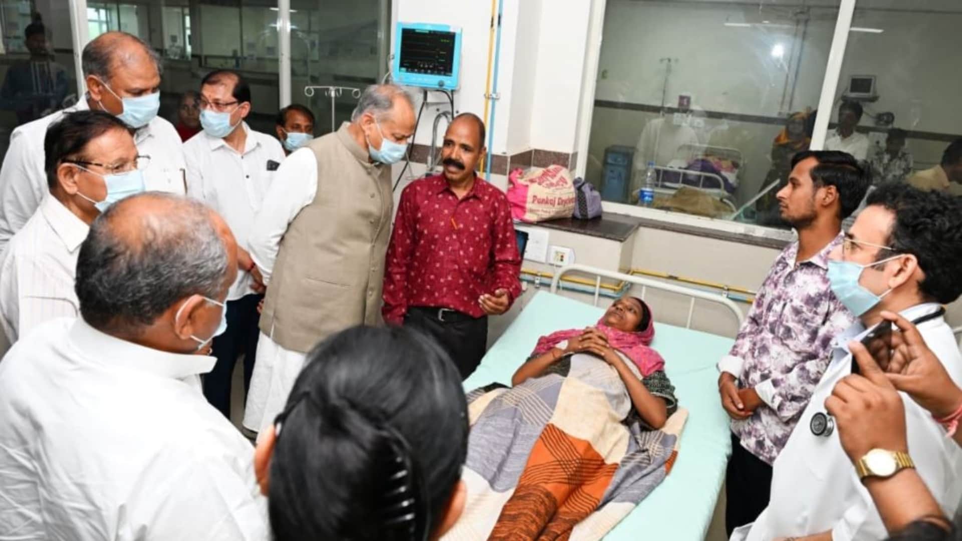 प्रसूताओं के हाल जानने पहुंचे अशोक गहलोत