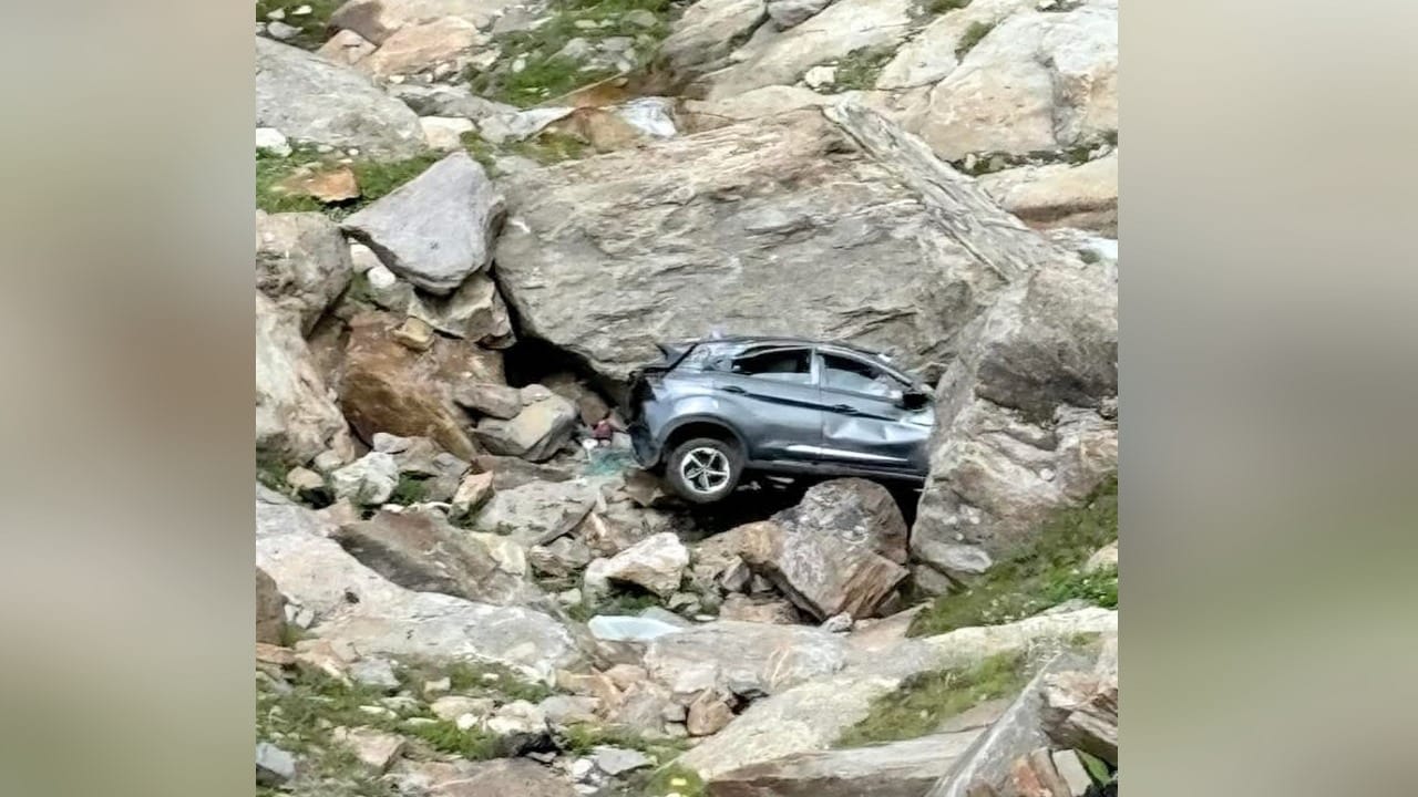 रोहतांग मार्ग पर खाई में गिरी कार।