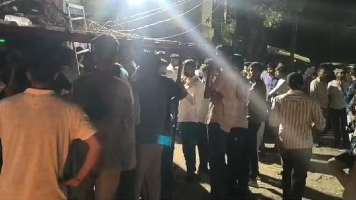 Raushan Anand protest outside police station demanding FIR against Faizal Khan Bihar news
