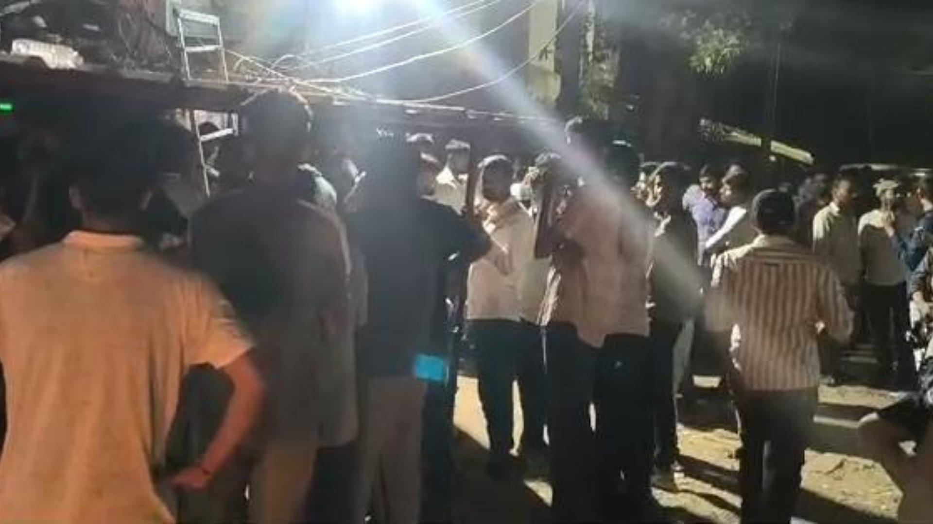 थाना के सामने जुटी भीड़