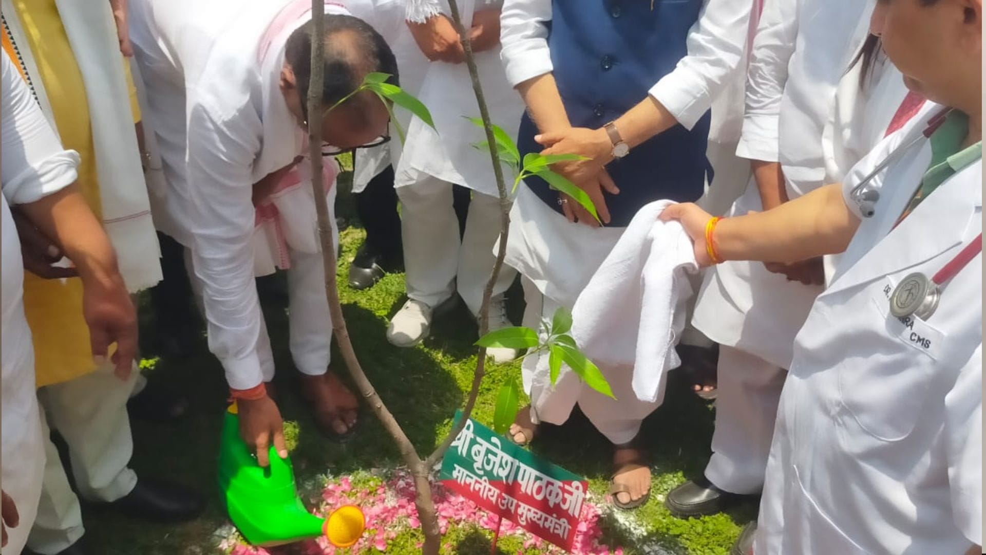 पौधरोपण करते डिप्टी सीएम ब्रजेश पाठक