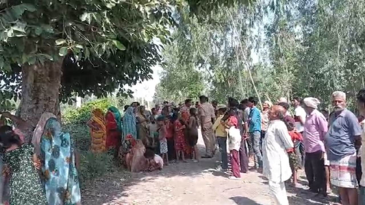 घटनास्थल पर जुटे ग्रामीण