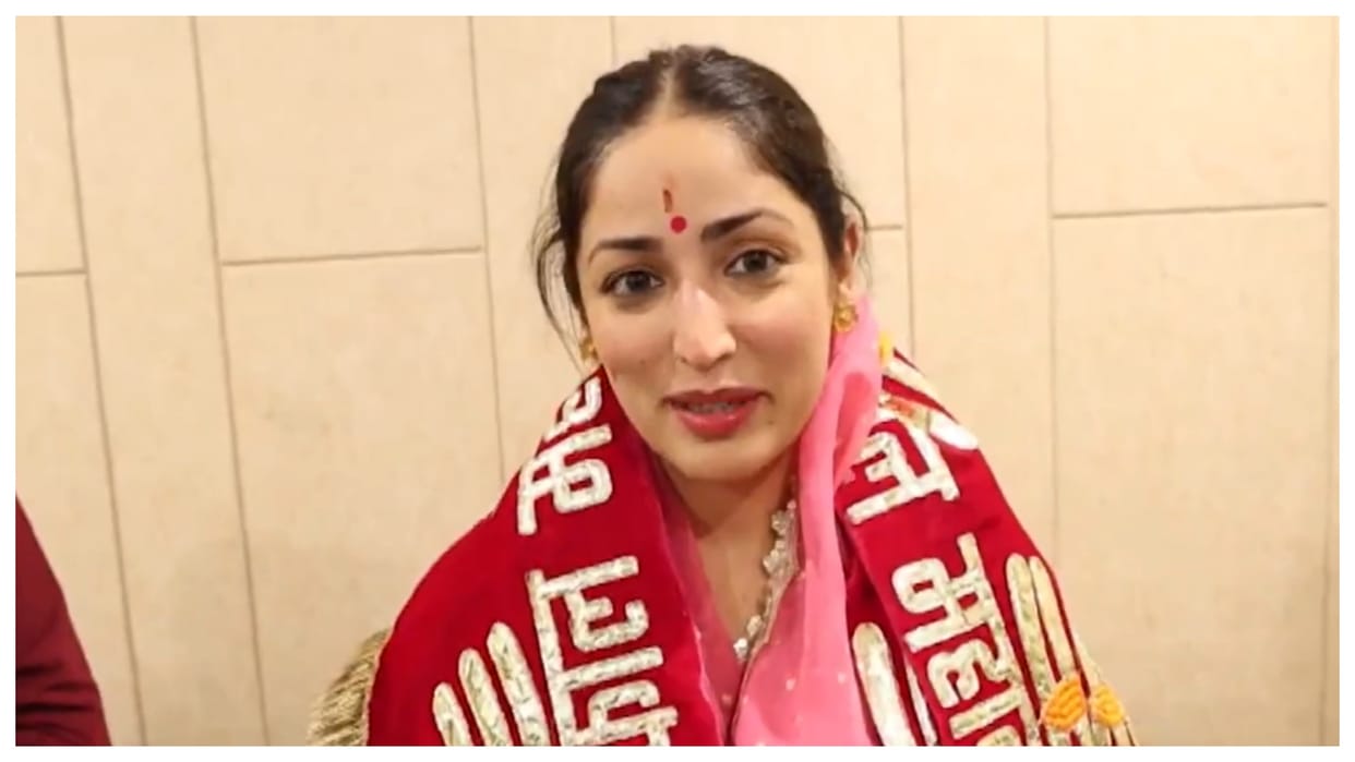 Dhurandhar director Aditya Dhar wife Yami Gautam seek blessings at Mahakaleshwar Temple in Ujjain with family