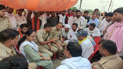 Prayagraj News: Sons clung to mother's body; screams shattered the silence.