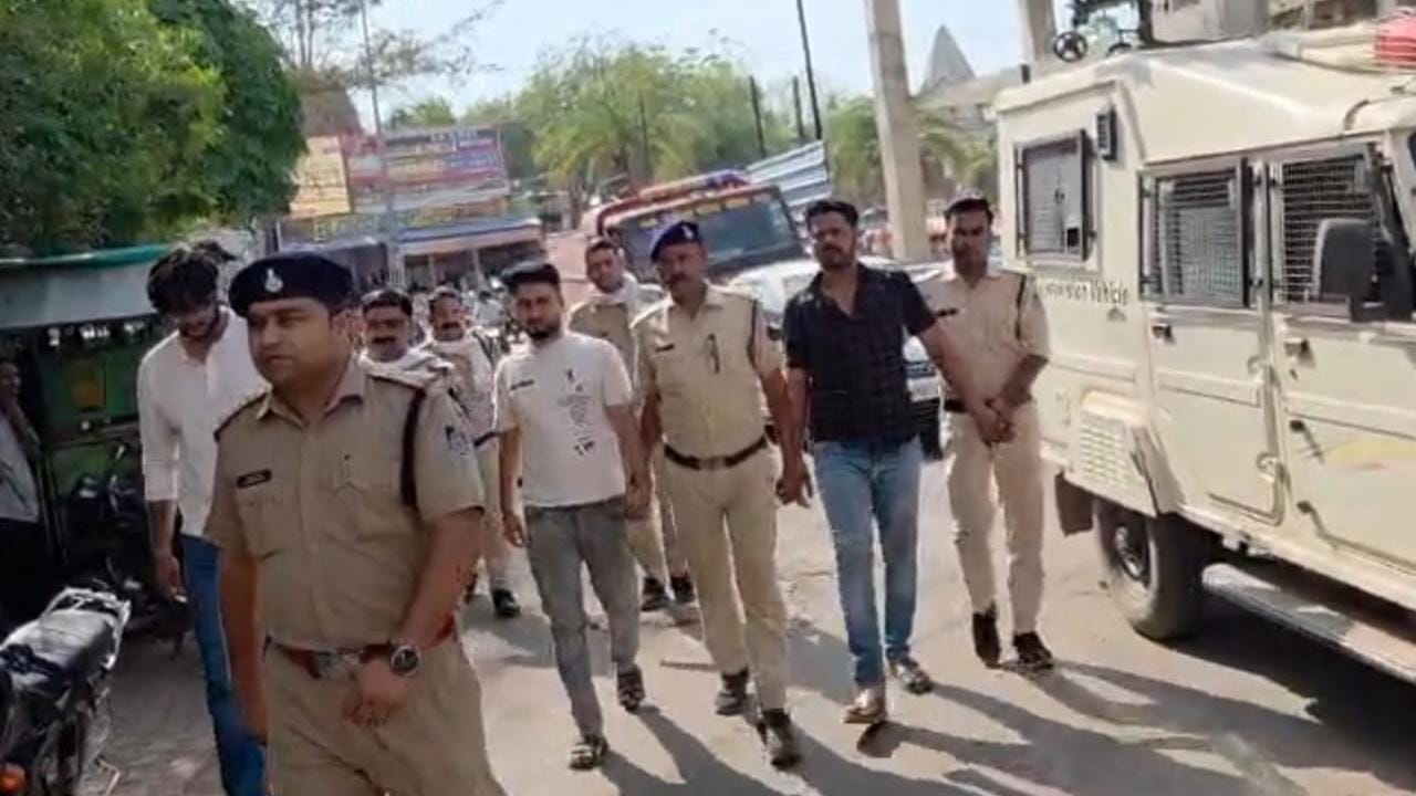 आरोपियों का जुलूस निकालती पुलिस।