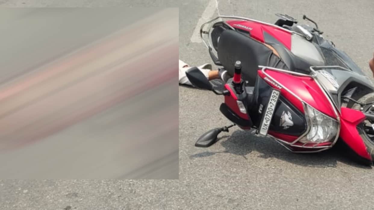 Scooty rider crushed by truck dies Dehradun Uttarakhand news in hindi
