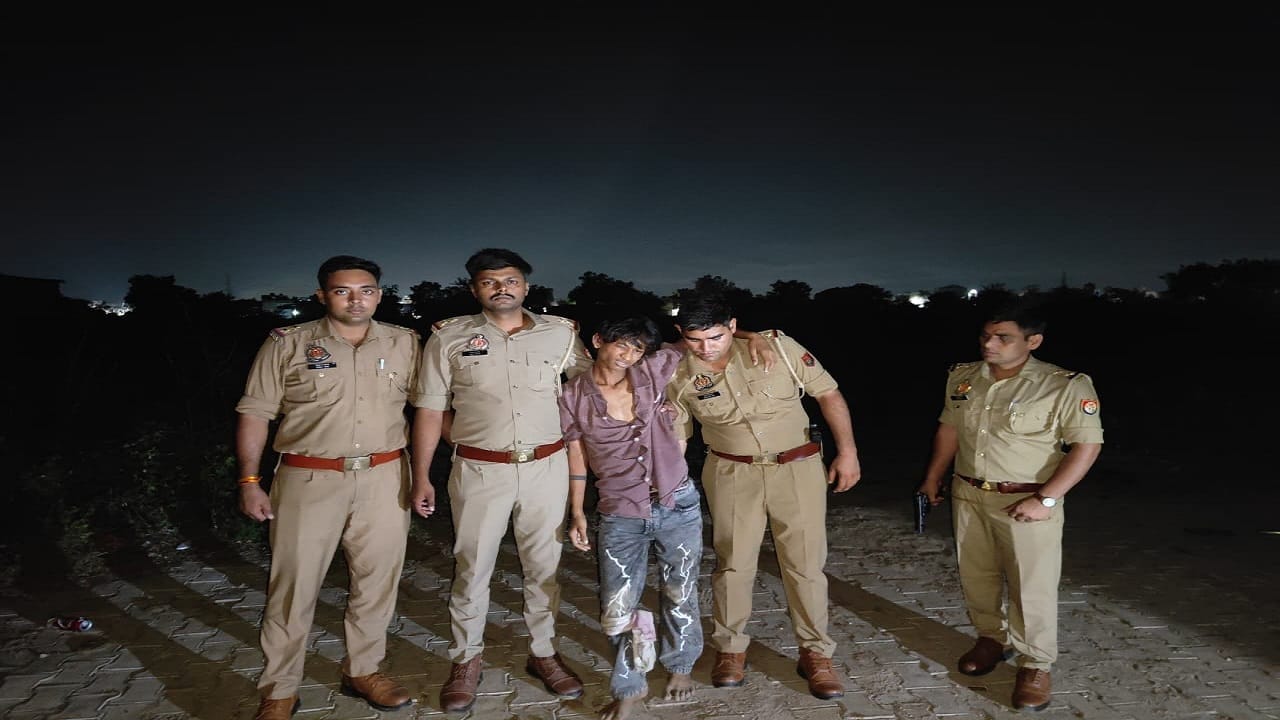 पुलिस की गिरफ्त में घायल आरोपी