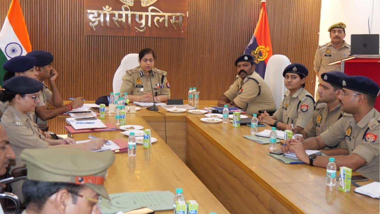 अपराध समीक्षा बैठक करतीं एडीजी।