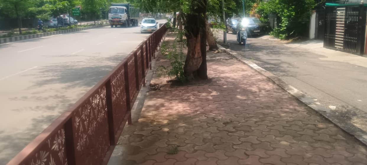 A new example of engineering in Bhopal: Footpath turned into a cage, pedestrian path blocked; questions raised