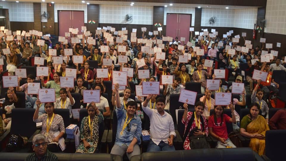 Over 350 Meritorious Students Honoured at Bhavishya Jyoti Programme in Agra