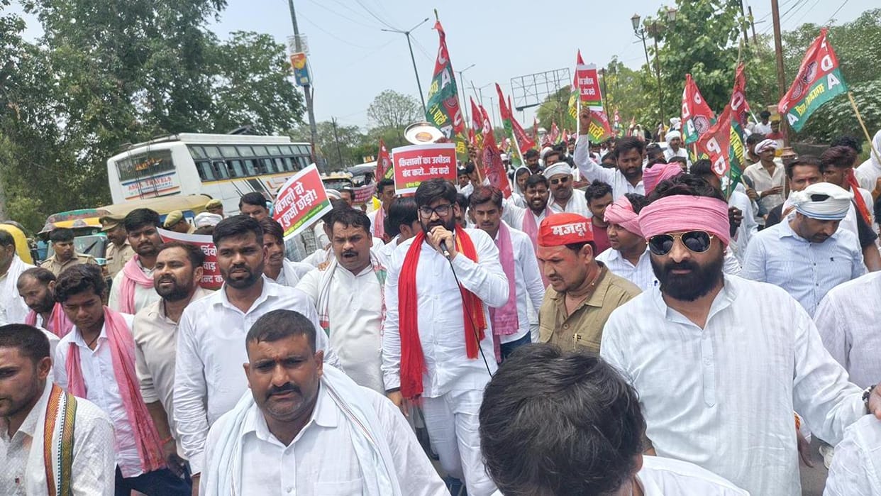 Jhansi: Case registered against 31 named individuals—including the SP District President—and 250–300 others.