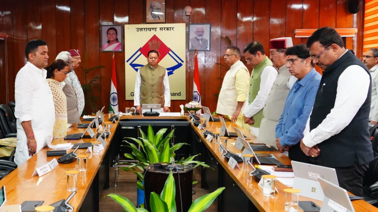 मौन रख श्रद्धांजलि देते सीएम धामी एवं अधिकारी