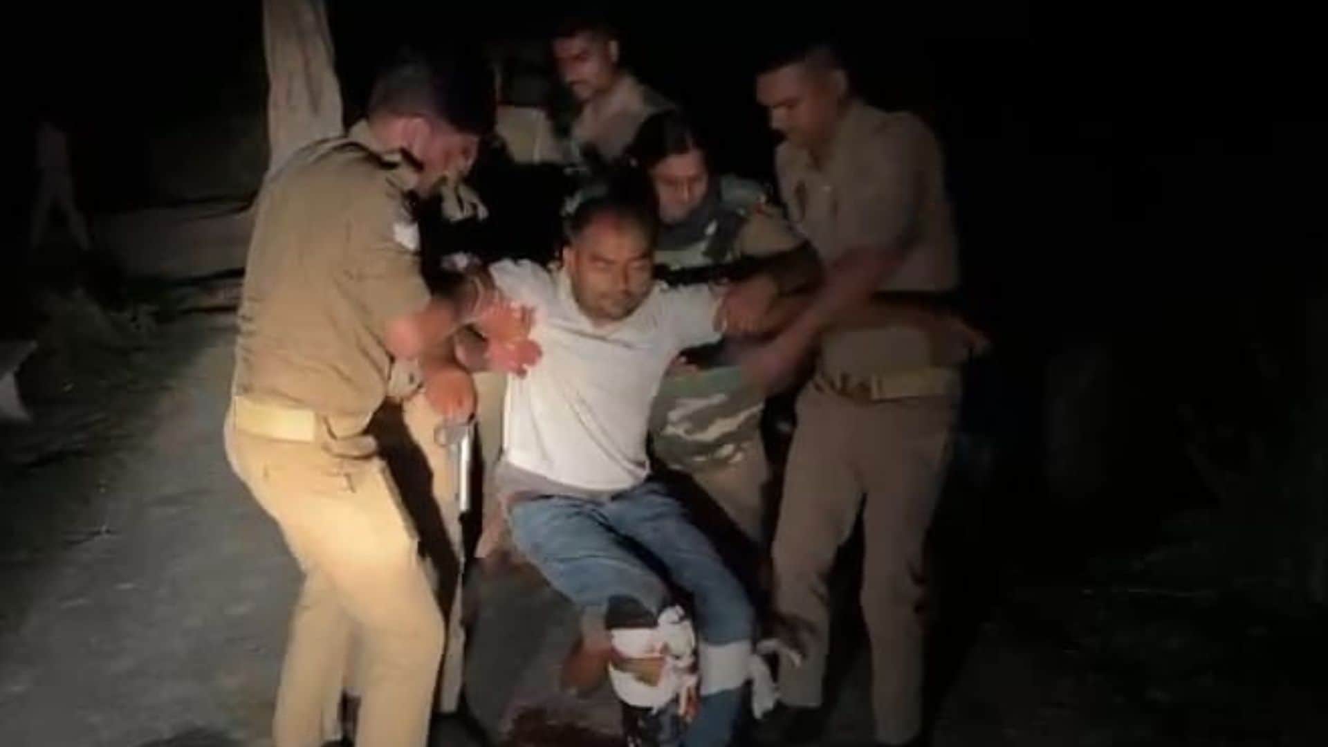 घायल आरोपी को ले जाती पुलिस।