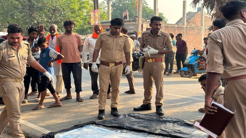 हादसे के बाद मौके पर मौजूद पुलिस।