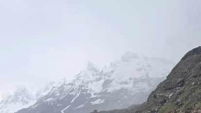 Himachal Weather: Snowflakes fall in Rohtang, heavy rain in Kullu; here is how long the rain will continue acr