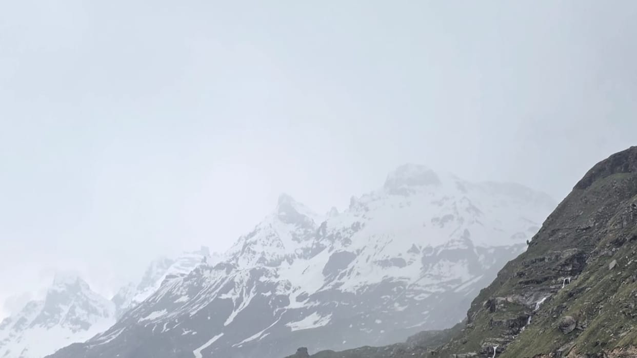 Himachal Weather: Snowflakes fall in Rohtang, heavy rain in Kullu; here is how long the rain will continue acr