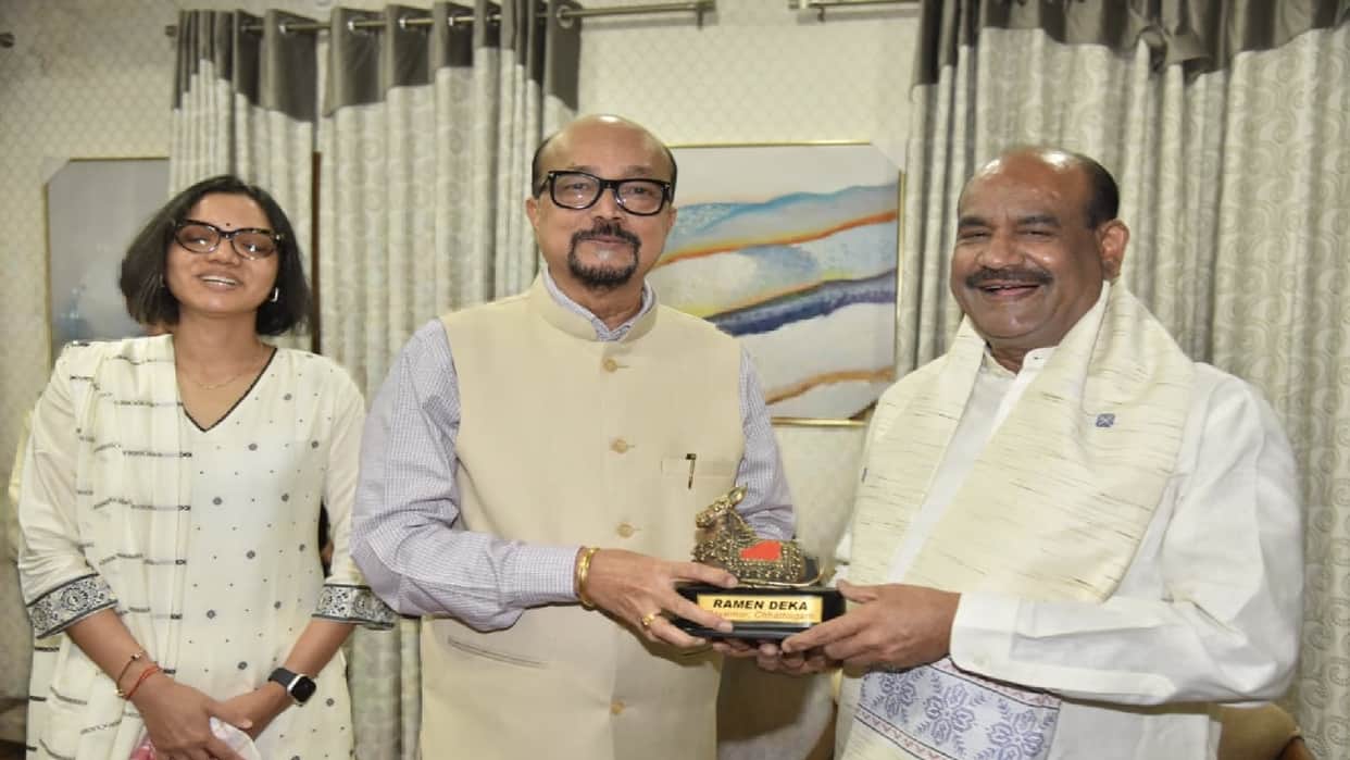 Lok Sabha Speaker Om Birla arrives in Raipur on a one-day visit to Chhattisgarh, receives a warm welcome at Lo