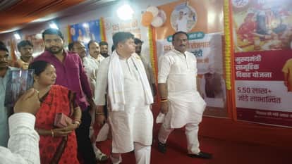 जिला पंचायत परिसर में आयोजित प्रदर्शनी का अवलोकन करने पहुंचे केंद्रीय जल शक्ति राज्य मंत्री डॉ राजभू