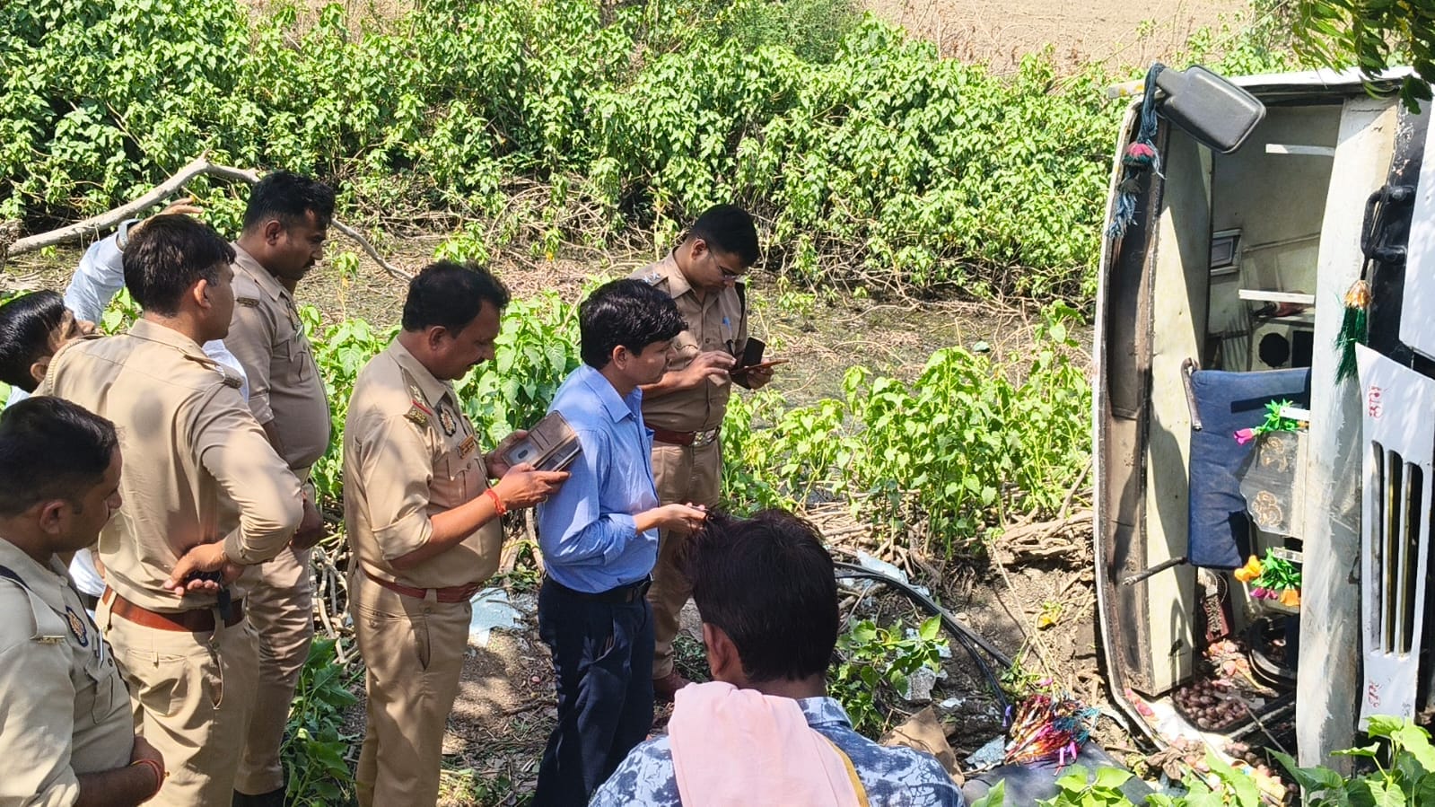 घटनास्थल पर जांच करती पुलिस
