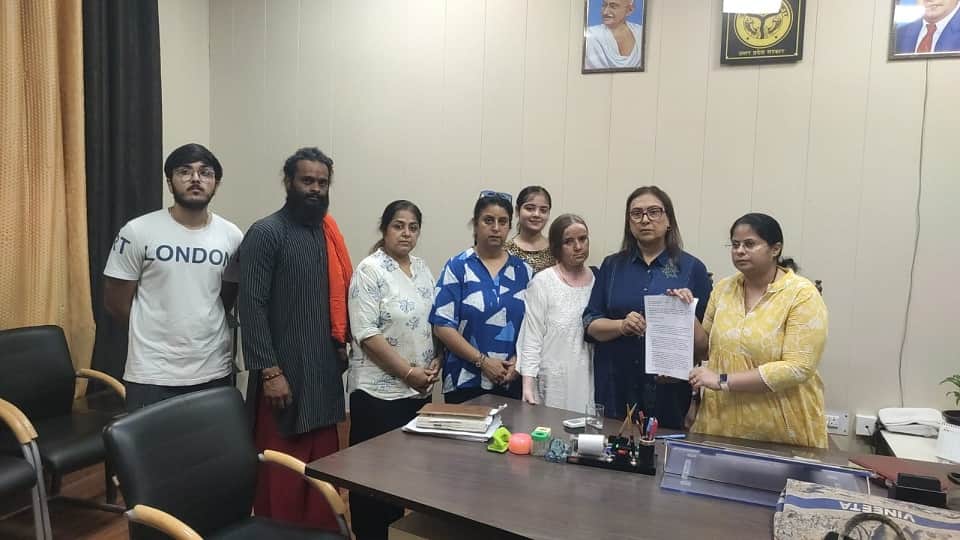 कुत्तो को खाना खिलाने पर पुलिस की सख्ती के विरोध में सहायक नगर आयुक्त को ज्ञापन सौंपती विनीता अरोड़ा