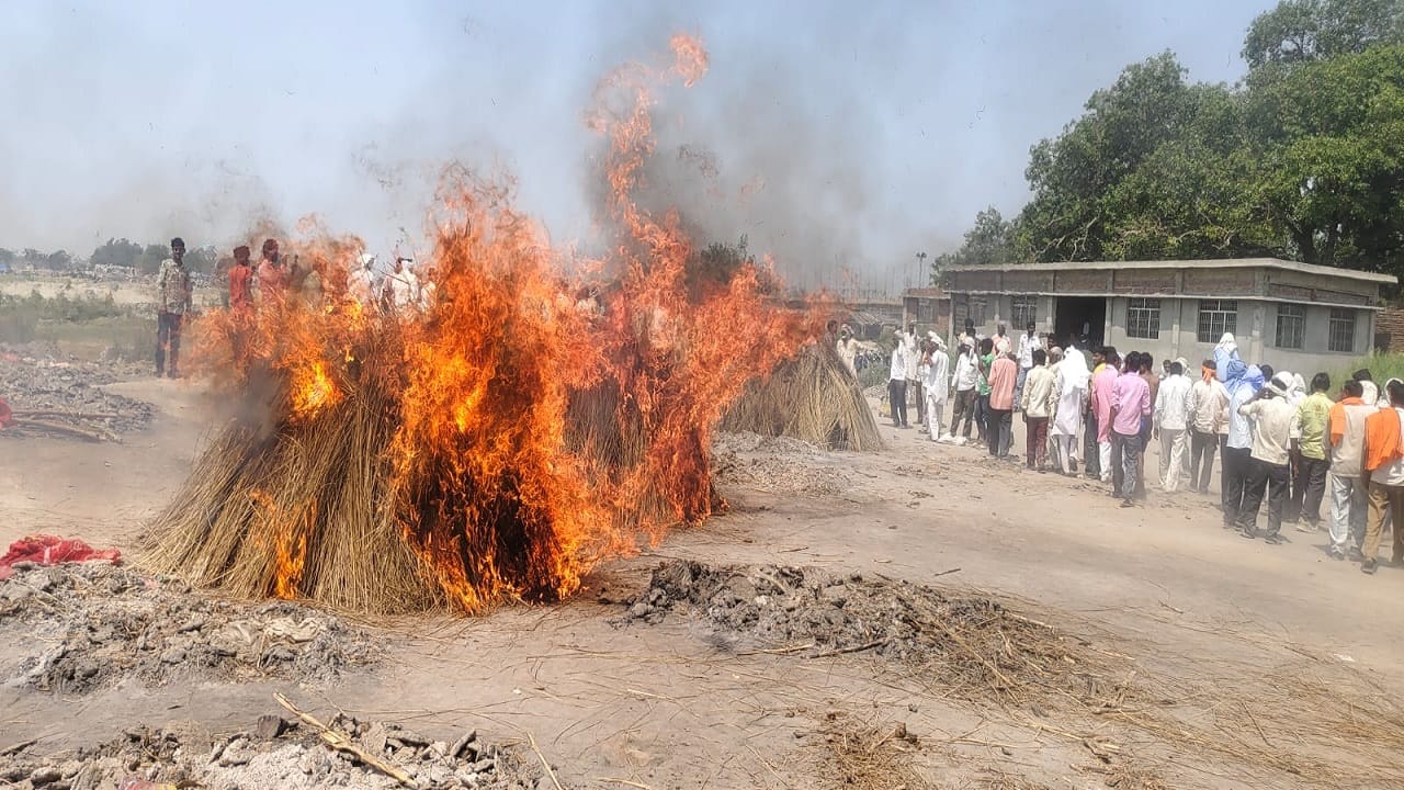 Badaun accident The bodies of four women were raised together Muravan Nagla echoed with cries of sorrow