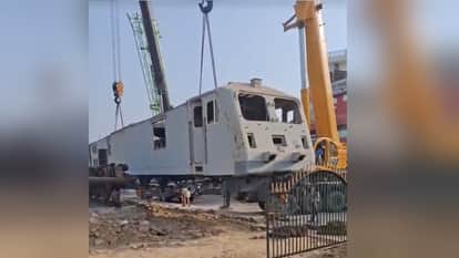 लोको रेस्टोरेंट के लिए छिवकी रेलवे स्टेशन पर लाया गया पुराना इलेक्ट्रिक लोको।