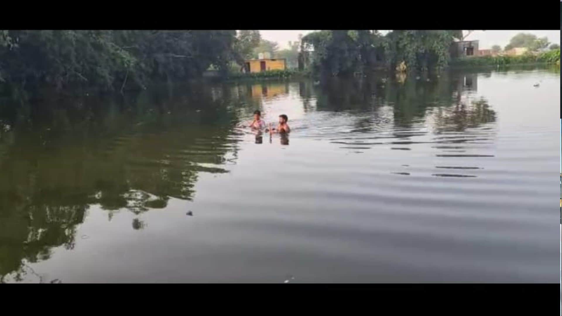पोखरे पर तलाश करते