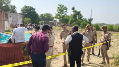 मेजा के नीबी कुकुरकटवा गांव में तिहरे हत्याकांड के बाद छानबीन करते पुलिस अधिकारी।