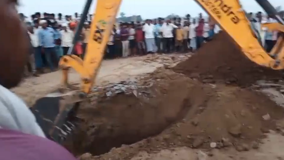 Hardoi: Farmer trapped after soil collapses while retrieving bricks from a defunct borehole