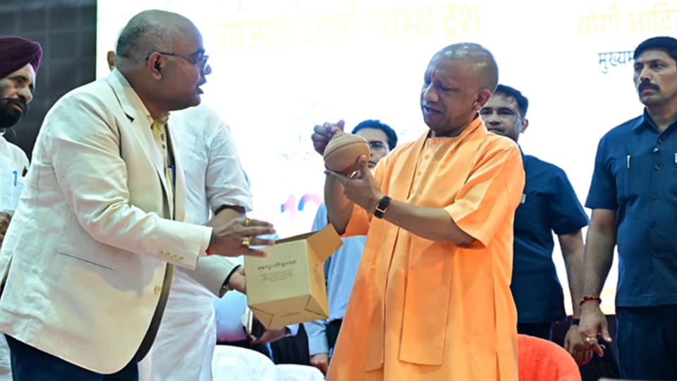 Kanpur: District Magistrate presents 'Mati Kala' artisans and IIT-made piggy banks to the Chief Minister