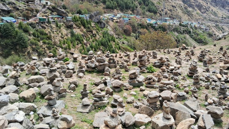 देश का प्रथम गांव: माणा में अनोखी परंपरा, पत्थरों की मीनारों का अनोखा संसार, यात्रियों के बीच आकर्षण का केंद्र