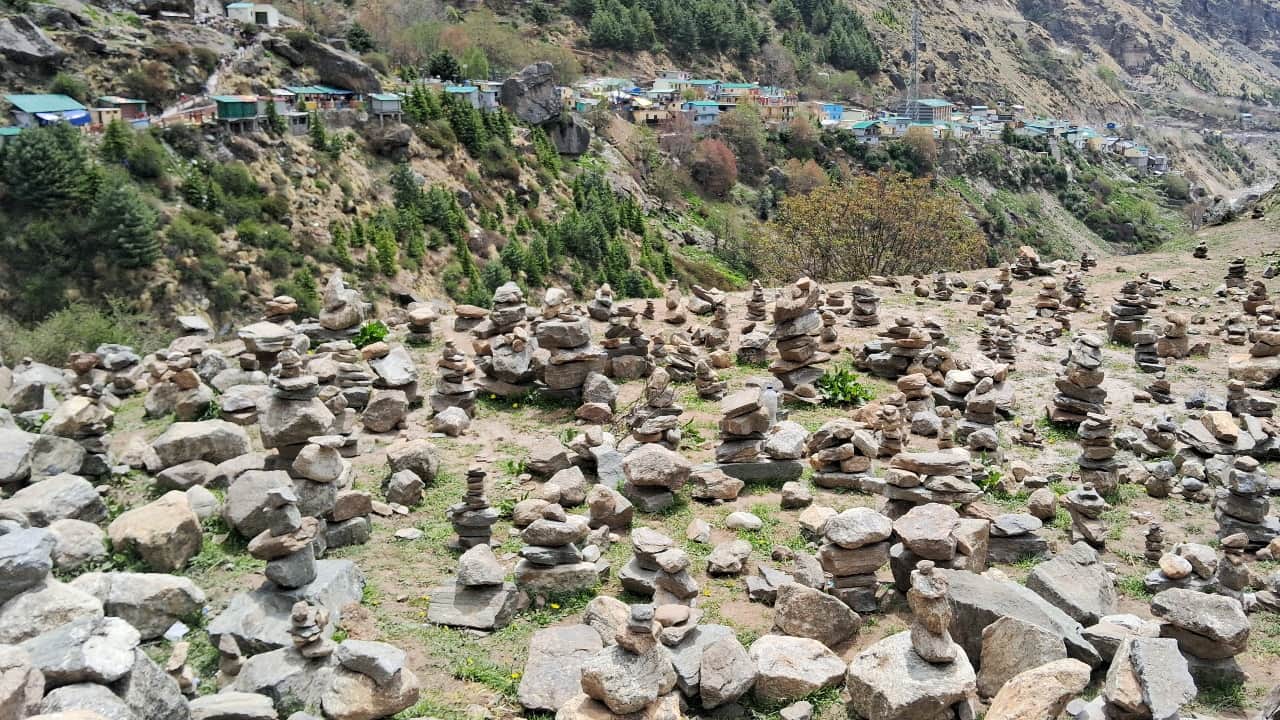 माणा गांव के ठीक सामने वसुधारा ट्रैक पर श्रद्धालु इस तरह रख रहे पत्थरों के ऊपर पत्थर।