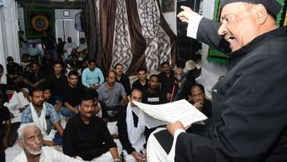 नौहे सुन छलकीं आंखें।