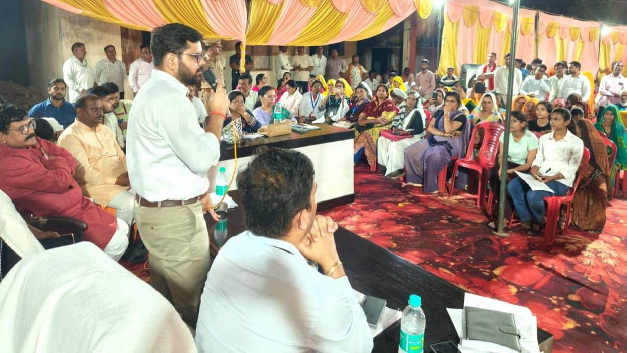 Jhansi: Cases to be registered against land grabbers; DM holds 'Night Chaupal' in Raksa's Rajapur.
