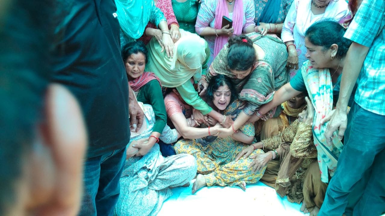 रोते बिलखते आदित्य शर्मा के परिजन।