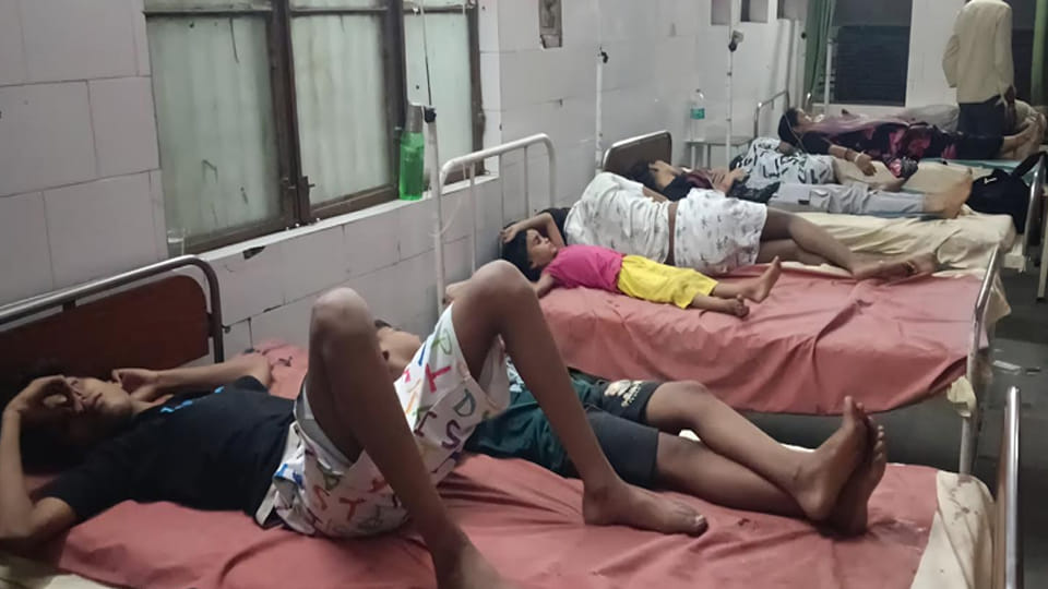 सीएचसी में भर्ती फल खाने से बीमार बच्चे