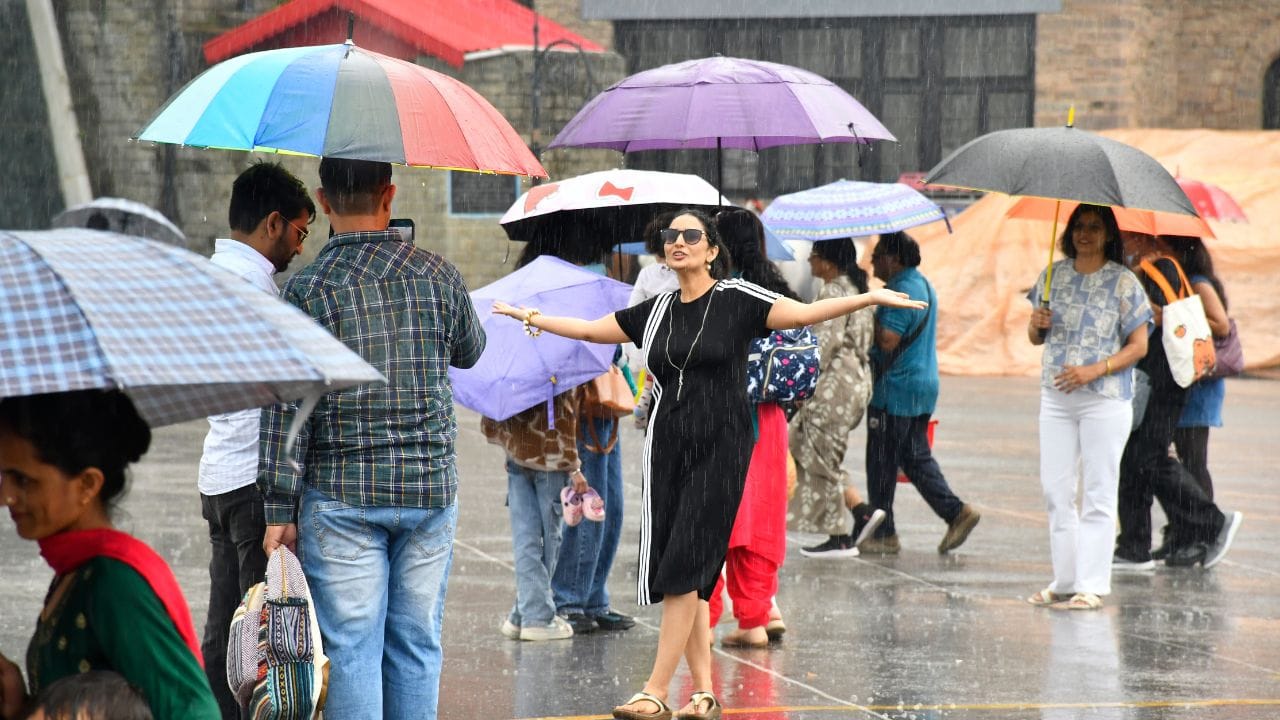 शिमला के रिज मैदान पर मस्ती करते पर्यटक।