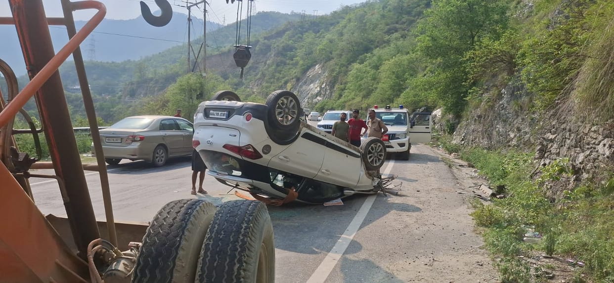 Srinagar Accident near Jiyalgarh car goes out of control and overturns on the road, woman injured
