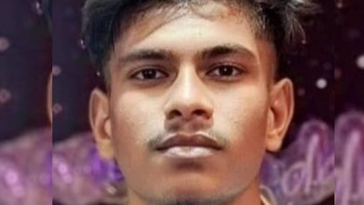 Youth dies after coming into contact with a high-tension line while unloading iron pipes from a tractor-trolle