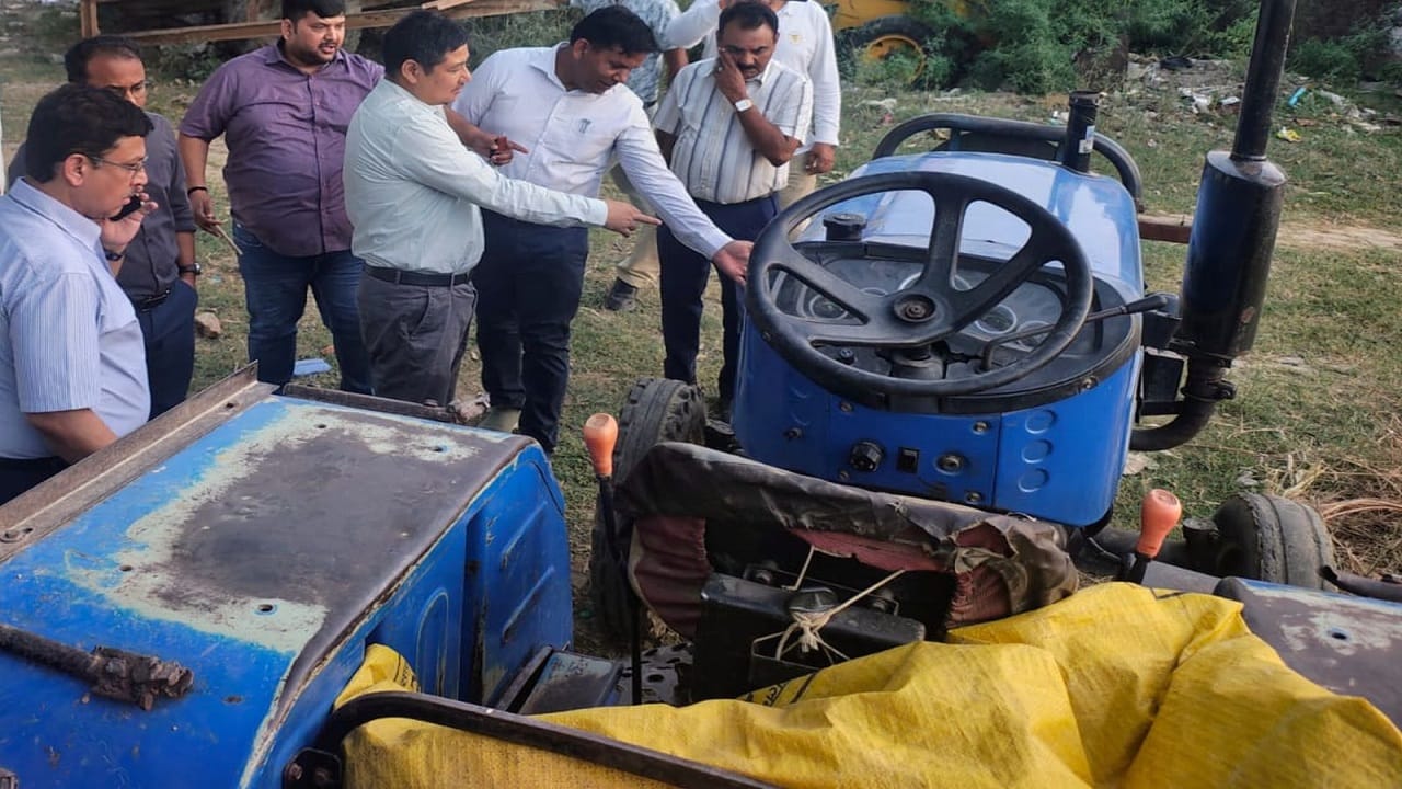 Budaun Accident Two tractors racing on highway ran over e-rickshaw accident left family with lifetime of grief