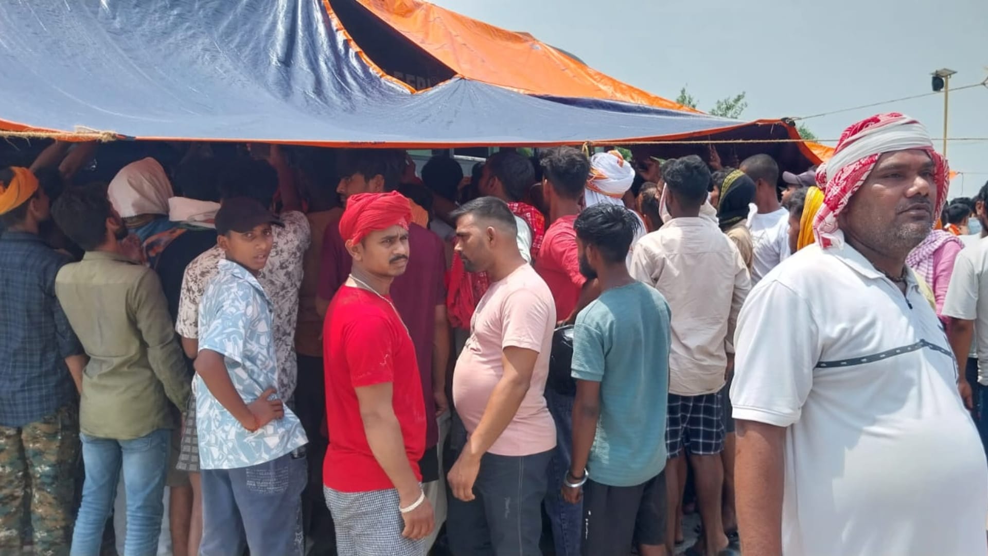 सड़क जाम करते लोग