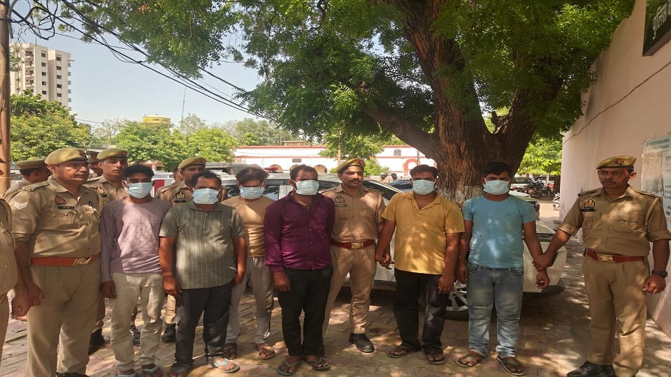 Police arrested six vehicle thieves in Agra